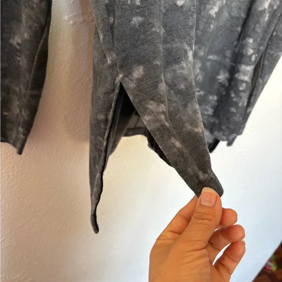 Old Navy Active Charcoal Tie-Dye Long Sleeve Shirt relaxed fit size medium - Picture 3 of 7